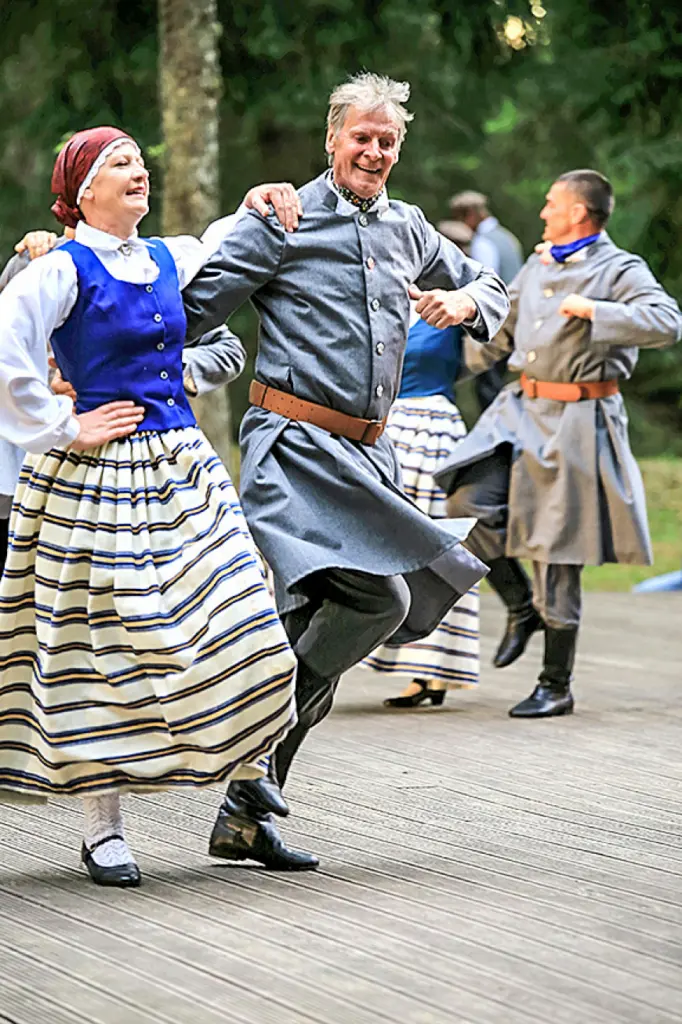 Liepupes pilskalns astoto reizi pulcē Pēterdienas danču bērnus