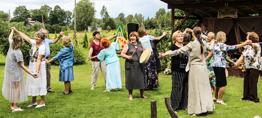 Domubiedru atkalsatikšanās ceturtajā literātu saietā «Dārzniekos»