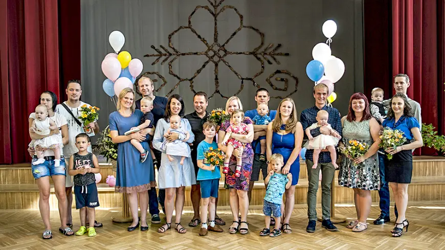 Skultieši svētkos lustējas un mielojas  ar melleņu klimpām
