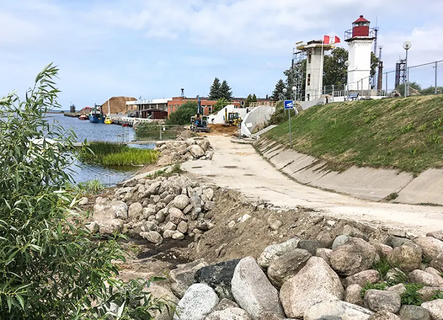 Turpinās Salacas krasta promenādes izbūve