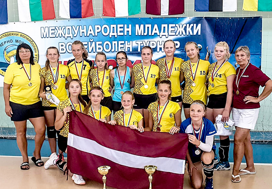Mūsu volejbolistes lieliski startē starptautiskā turnīrā Bulgārijā