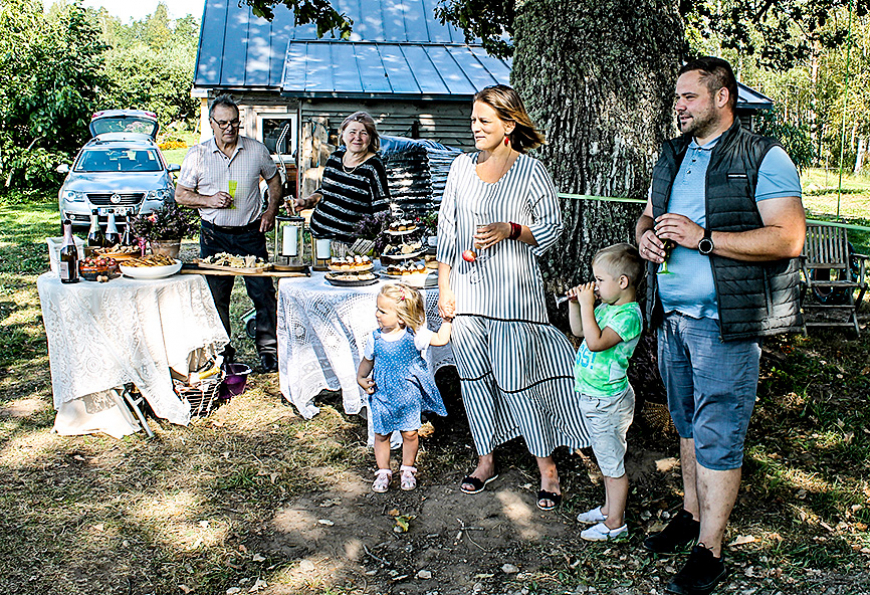 Vidrižu pagastā jauni uzņēmēji atklāj sulas spiestuvi