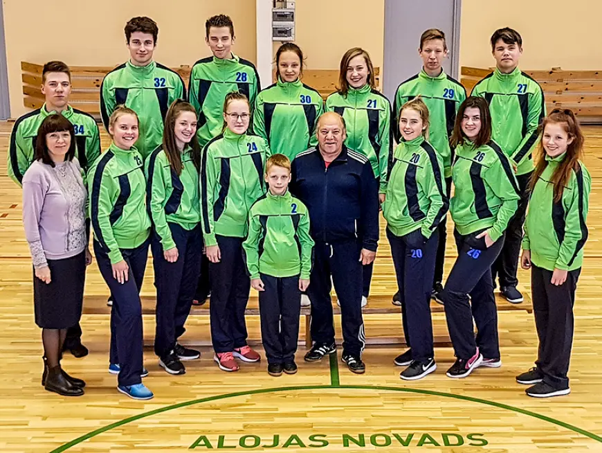 Alojas Ausekļa vidusskolas skolēni sportos jaunos tērpos
