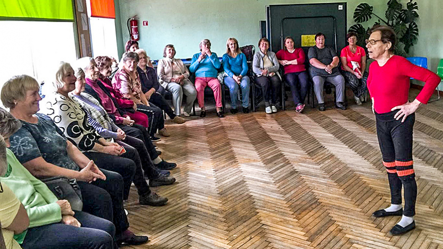 Ar alojiešiem par vingrošanu runāja Inese Ziņģīte