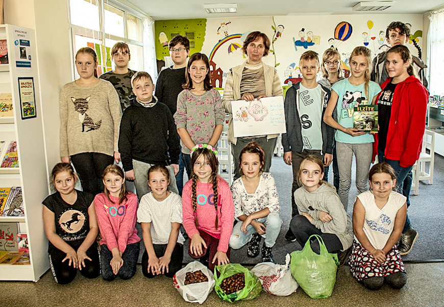 Dzīvniekmīle Velga Vītola Limbažu skolēnus iepazīstina ar Līgatnes dabas takās aktuālo