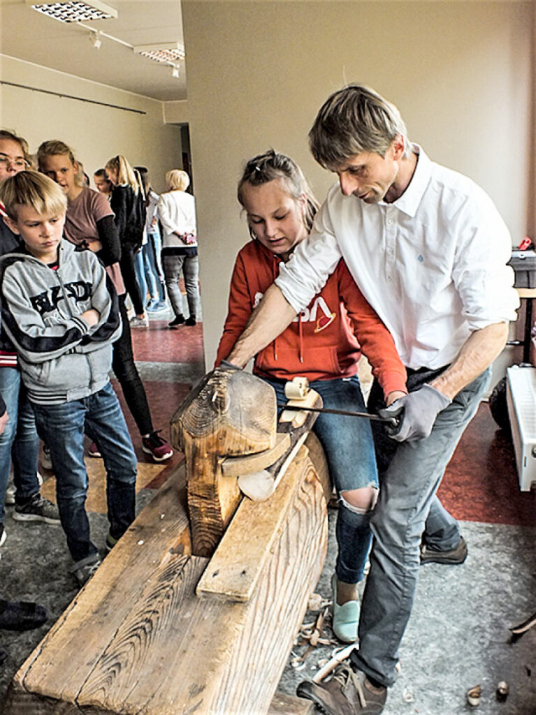 Limbažu sākumskolā iepazīst koka daudzveidīgo dzīvi