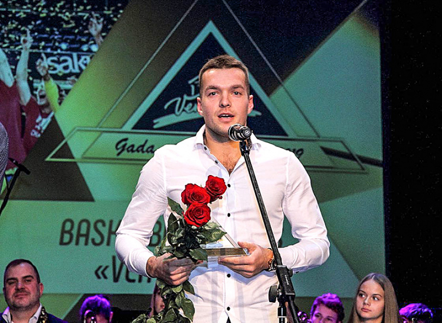 Alojietis saņem Ventspils basketbola kluba iegūto balvu