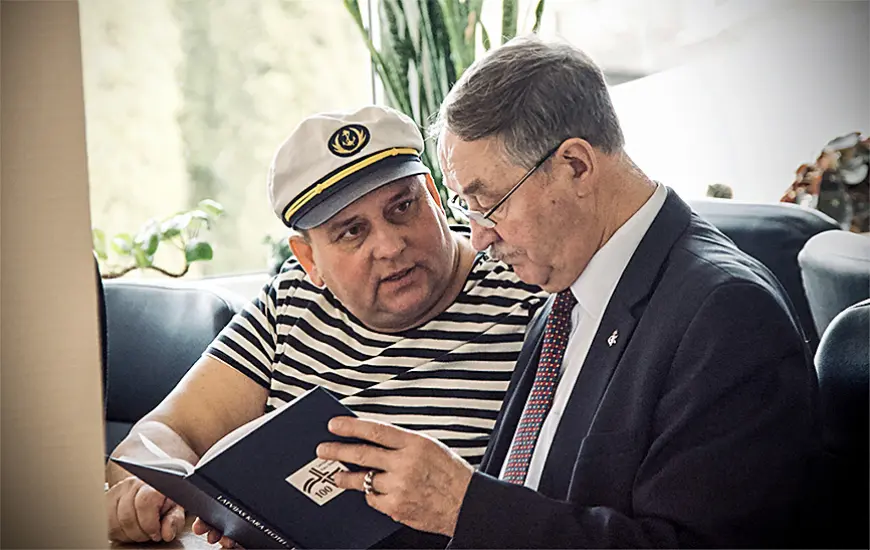 Bibliokuģis kopā ar zīmolu «Latvietis» Leišmalītes ceļos