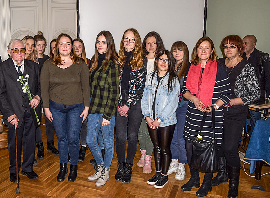 Limbažu 3. vidusskolas skolēni piedalās Cilvēcības stundā, pieminot holokausta upurus