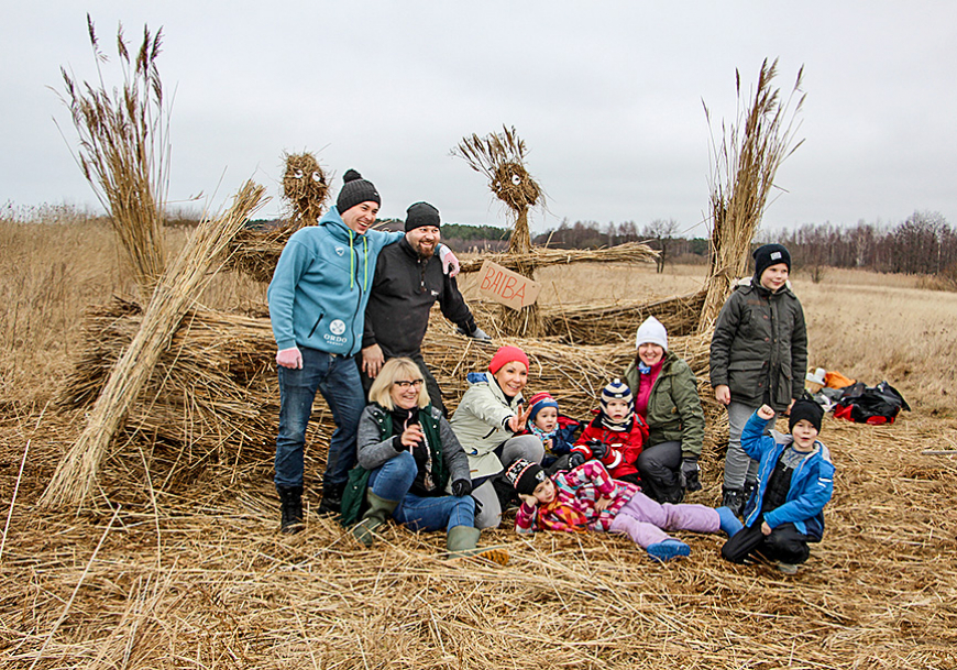 Randu pļavās pulcēja  Niedru skulptūru festivāls