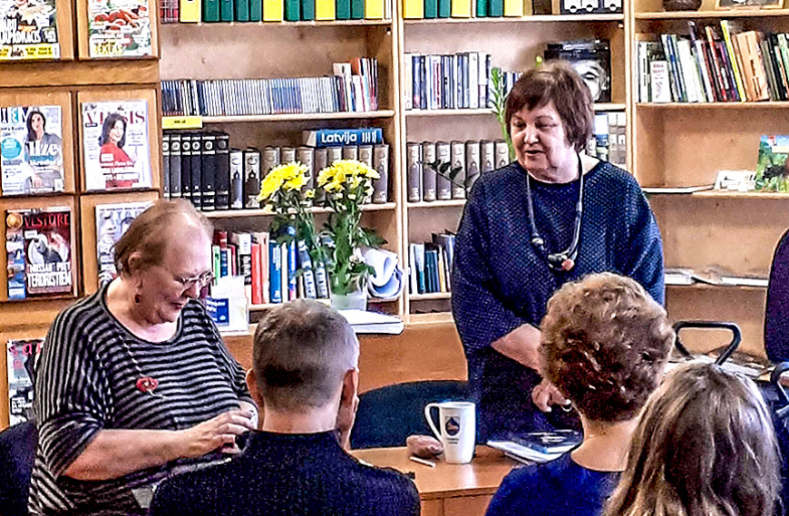 Salacgrīvas bibliotēkas viešņa – dzejniece Daina Sirmā