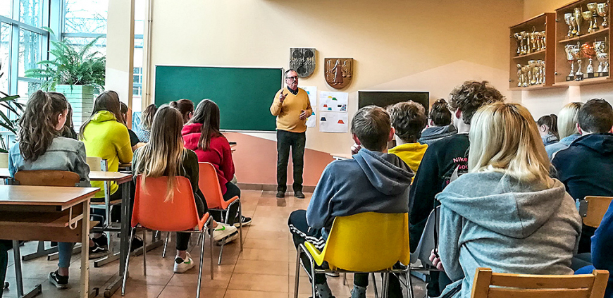 Saruna par vēsturi ar rakstnieku Aivaru Kļavi Alojas vidusskolā