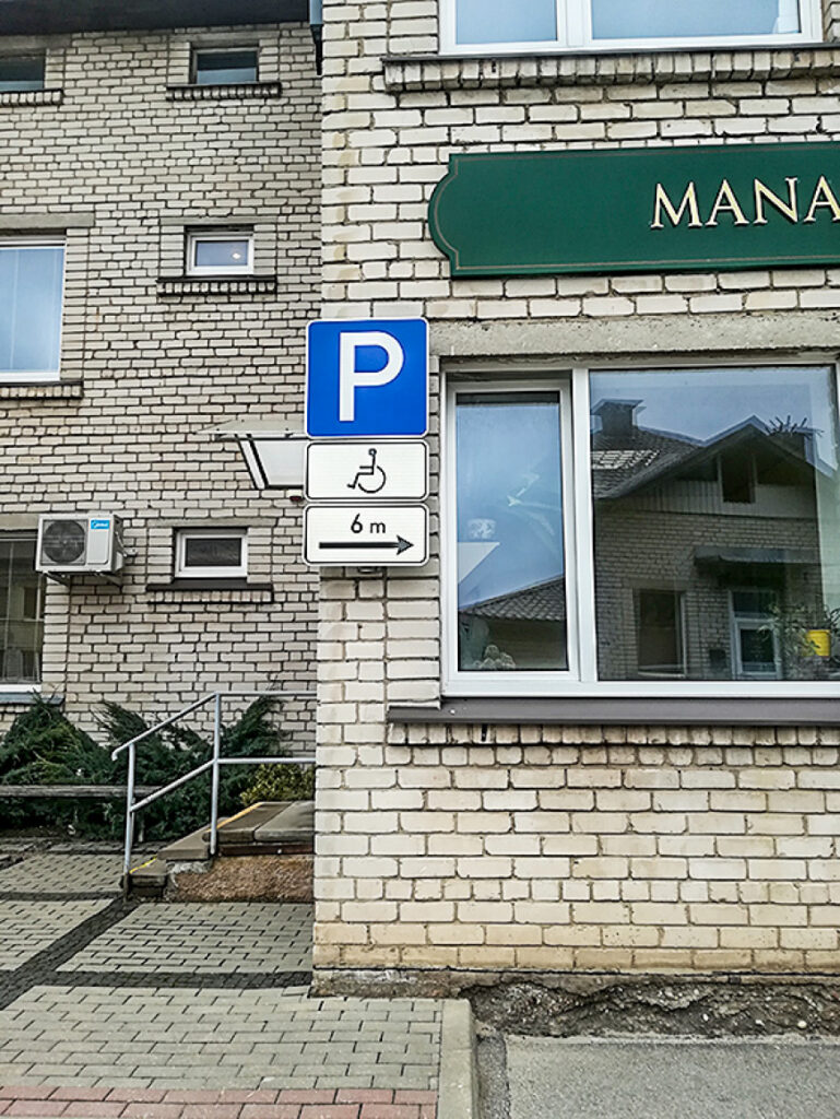 Soda nevērīgos autovadītājus pie Limbažu poliklīnikas