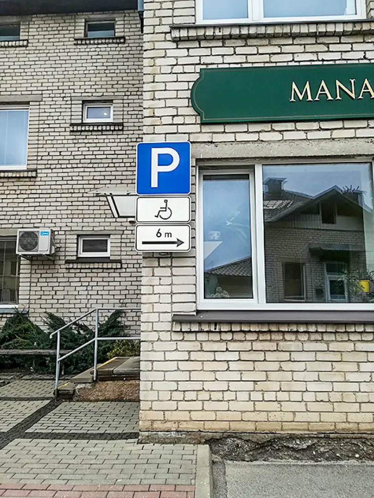 Soda nevērīgos autovadītājus pie Limbažu poliklīnikas