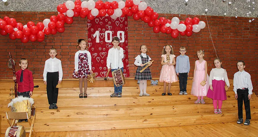 Umurgas pirmklasnieki sarīko tradicionālo 100 dienu pasākumu