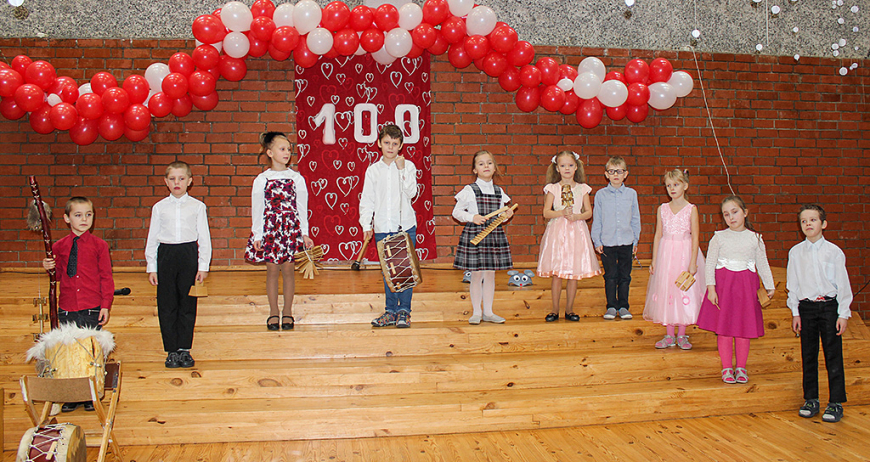 Umurgas pirmklasnieki sarīko tradicionālo 100 dienu pasākumu