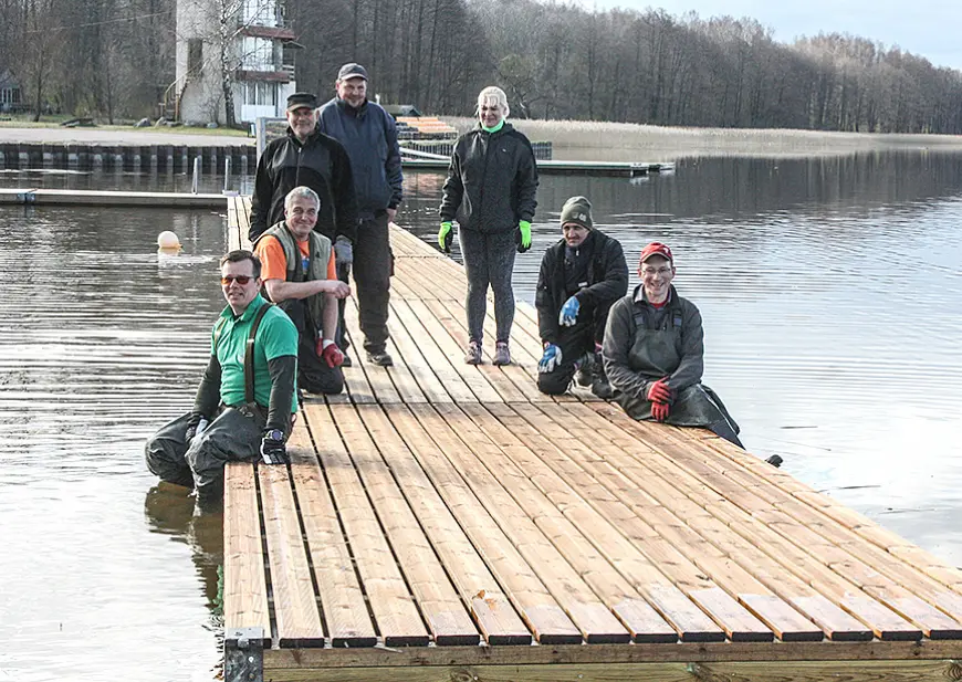 Limbažu Lielezera pludmalē atjaunotas laipas