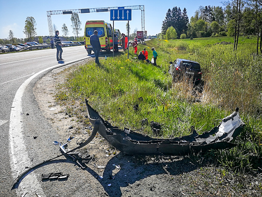 Dūču ceļa krustojums braucējiem atkal kļuvis nedrošs