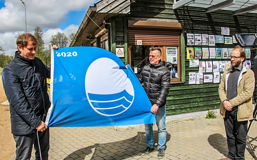 Limbažu Lielezera pludmalē jau sesto gadu plīvo Zilais karogs