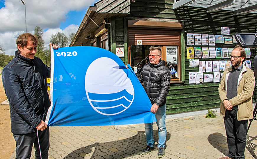 Limbažu Lielezera pludmalē jau sesto gadu plīvo Zilais karogs
