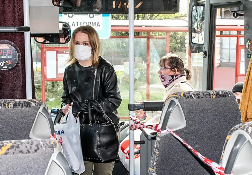 Ne visi braucēji autobusos ir sejas maskās