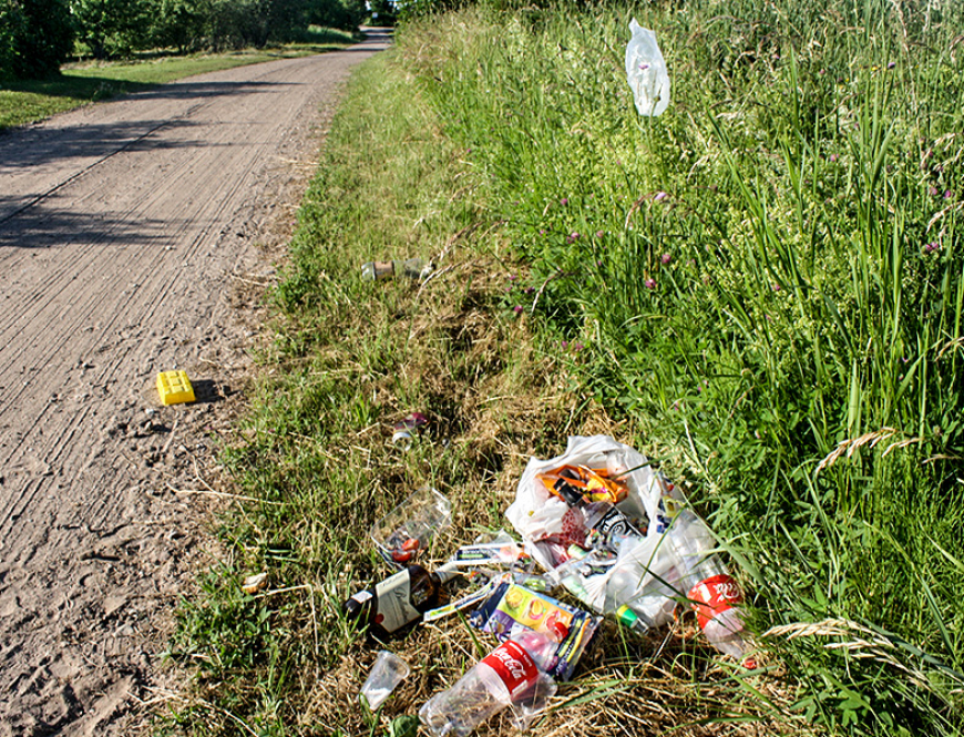 Ceļmalās izmestie atkritumi piesārņo lopbarību