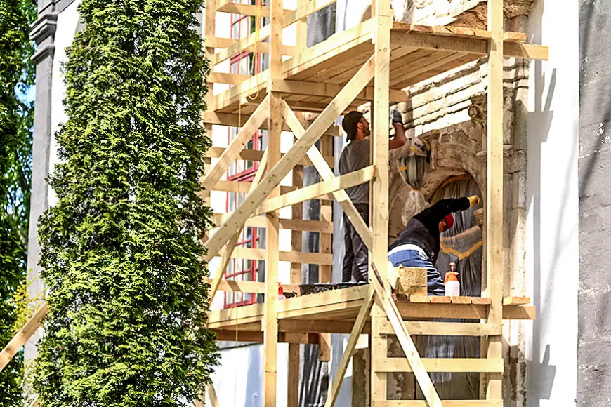 Restaurē Lēdurgas luterāņu baznīcas portālu