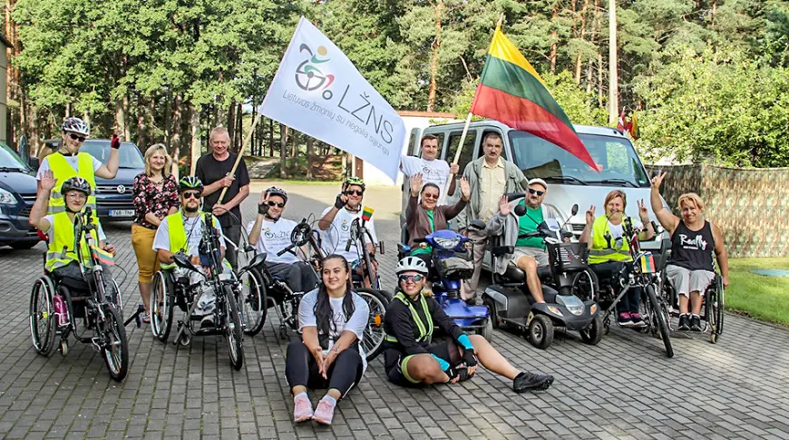 Lietuvieši ratiņkrēslos «Baltijas ceļā» piestāj Salacgrīvā