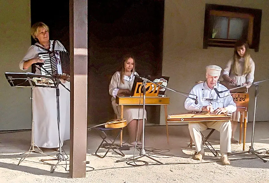 Kapela «Ziemeļmala» kuplina ražas svētkus Atē un Padurē