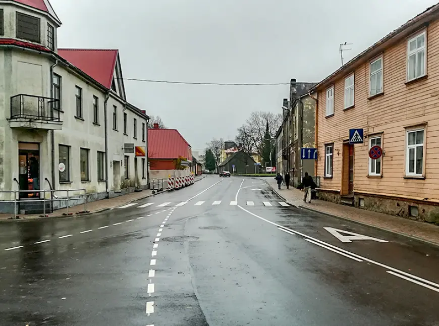 Cēsu ielā Limbažos pieturvietas dēļ būs divas braucamās joslas