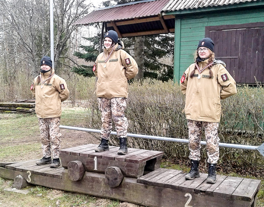 Alojas «Reišmalīšos» šaušanas sportā sacenšas jaunsargi