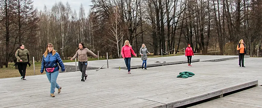 «Crazy Daisy» līnijdejotājas sāk āra mēģinājumus ezermalā