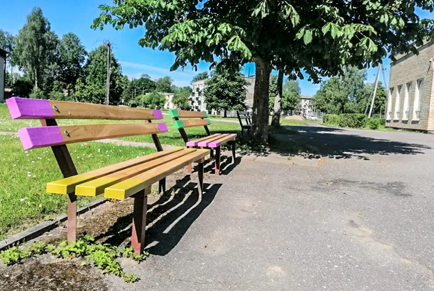 Alojā nolūzušais ozols pārtop soliņos
