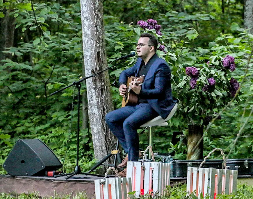Braslavas muižas parkā aicināja uz romantisku pastaigu