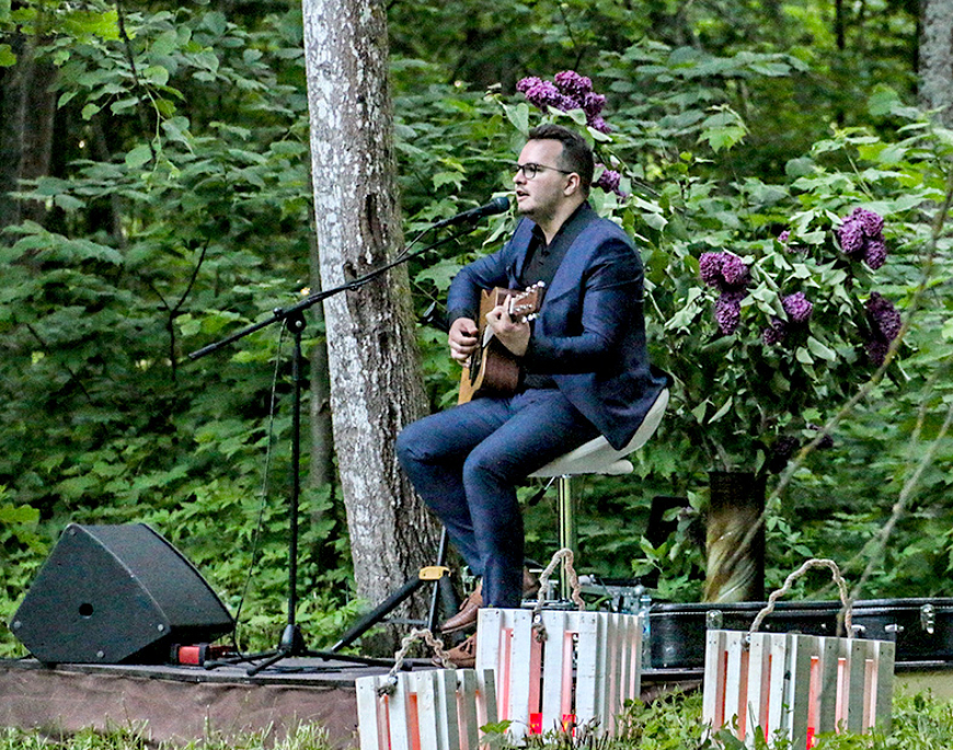 Braslavas muižas parkā aicināja uz romantisku pastaigu