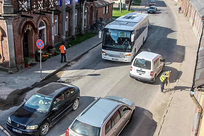 Civilizētu ielu tīrīšanu Limbažos uz laiku nomaina roku darbs