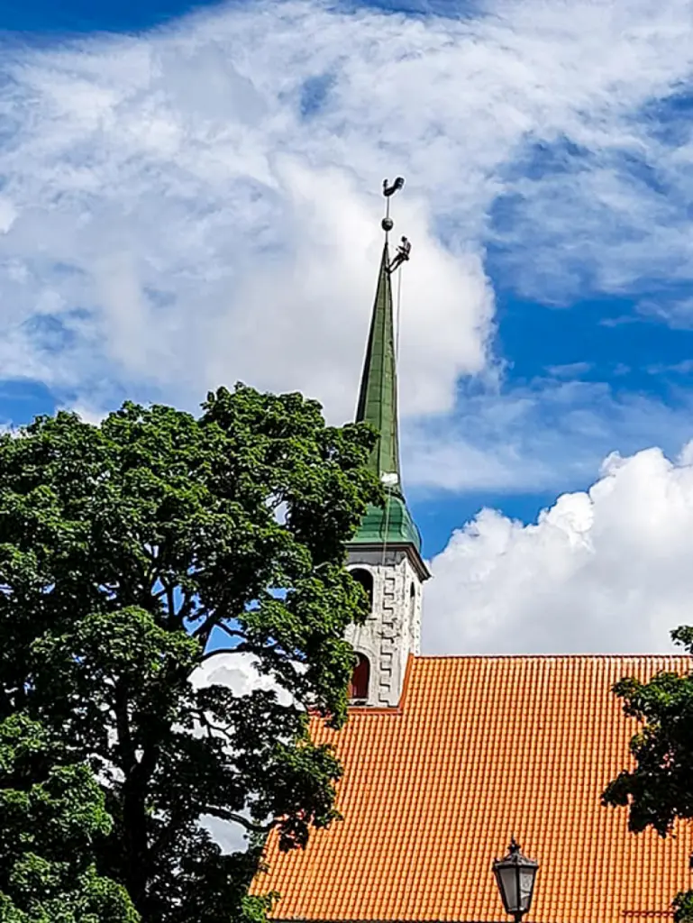 Limbažu luterāņu baznīcas tornī strādā alpīnisti