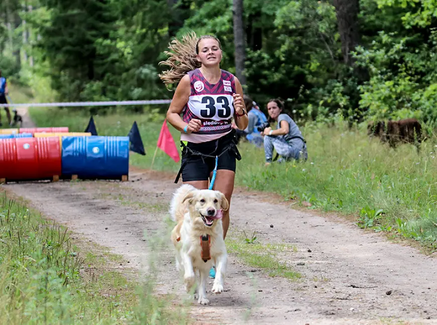 Alise Lūkina ar saviem četrkājiem startē pirmreizējā barjerkrosā