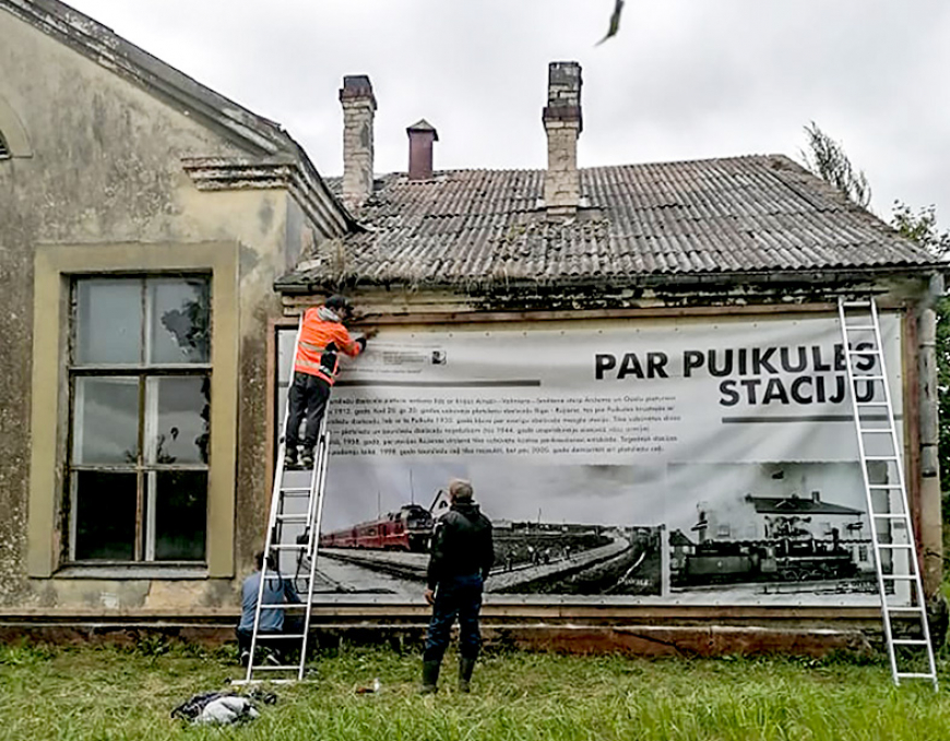 Uz Puikules dzelzceļa stacijas ēkas izvieto informatīvus stendus