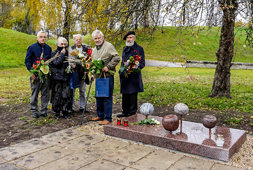 Tēlnieki Rapas – līdzautori atjaunotai skulptūrai Valmieras memoriālā