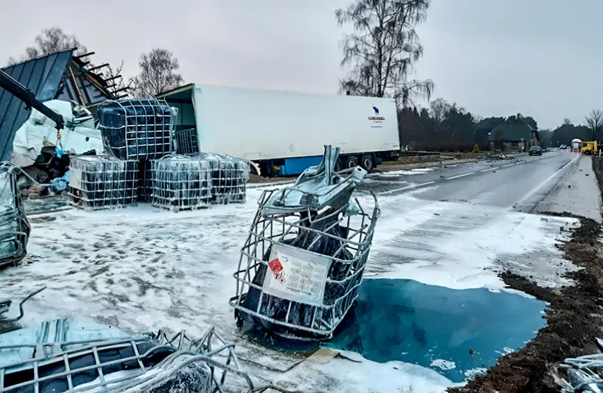 Mājā Salacgrīvā ietriecas smagais auto, noplūst ķīmiska viela