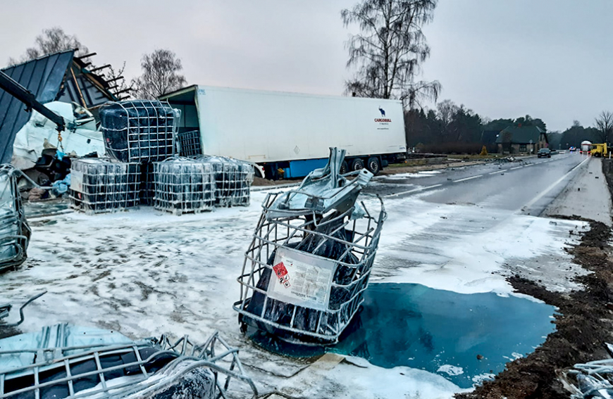 Mājā Salacgrīvā ietriecas smagais auto, noplūst ķīmiska viela