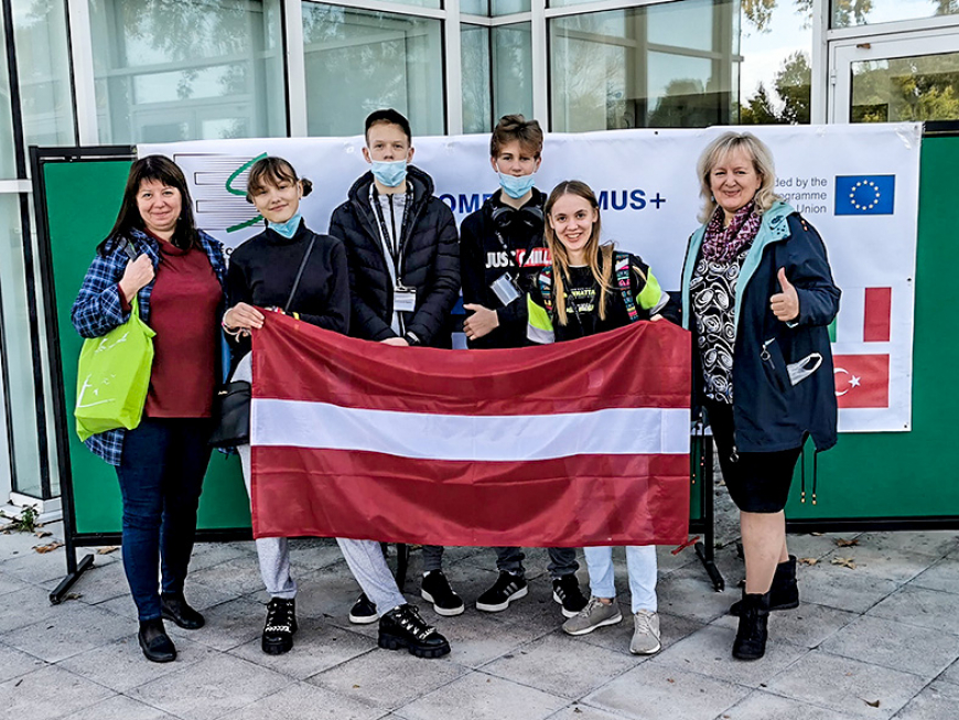 Pāles skolēni un pedagogi Portugālē tikās ar sadarbības partneriem