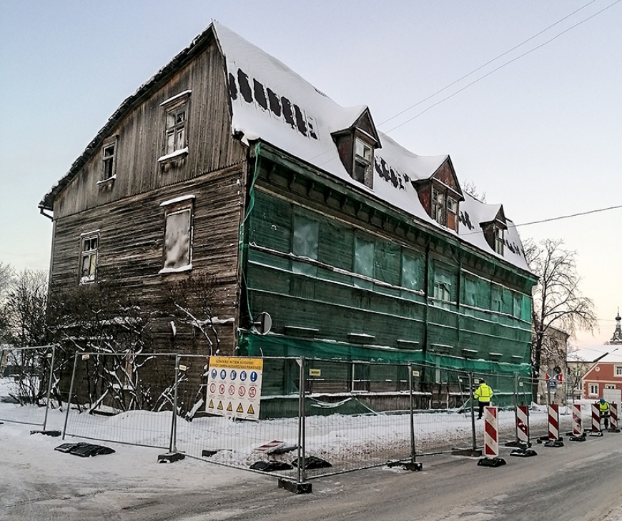 Demontēs bijušās Limbažu vakarskolas ēku Rīgas ielā