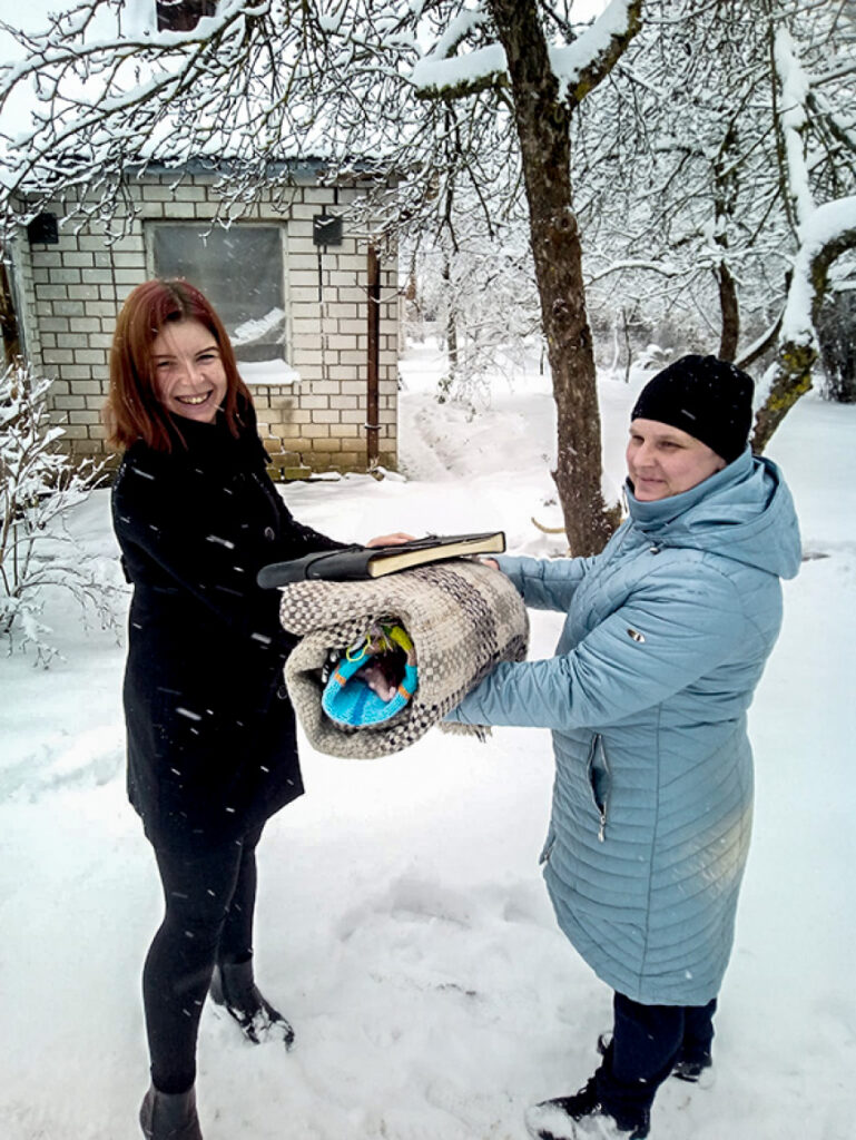 Mūspuses rokdarbnieces ieada Latvijas sajūtu kopējā šallē