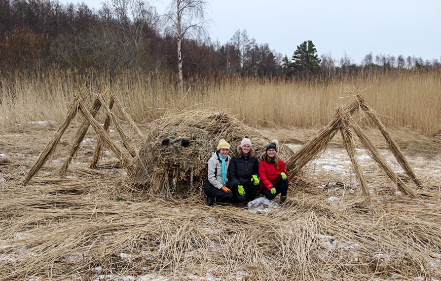 Niedru skulptūru festivālā randu pļavās palīdz dabai un izklaidē ļaudis