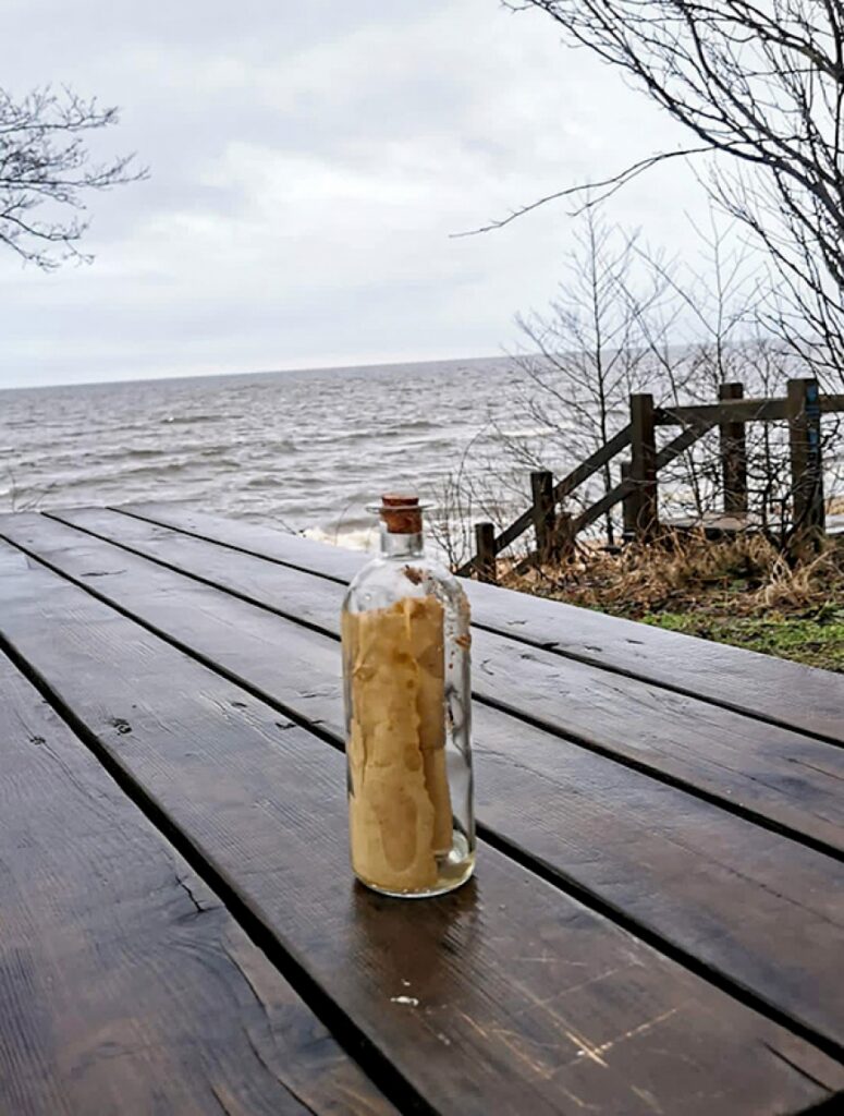 Tūjas pludmalē atrastā vēlmju pudele meklē savu īpašnieci