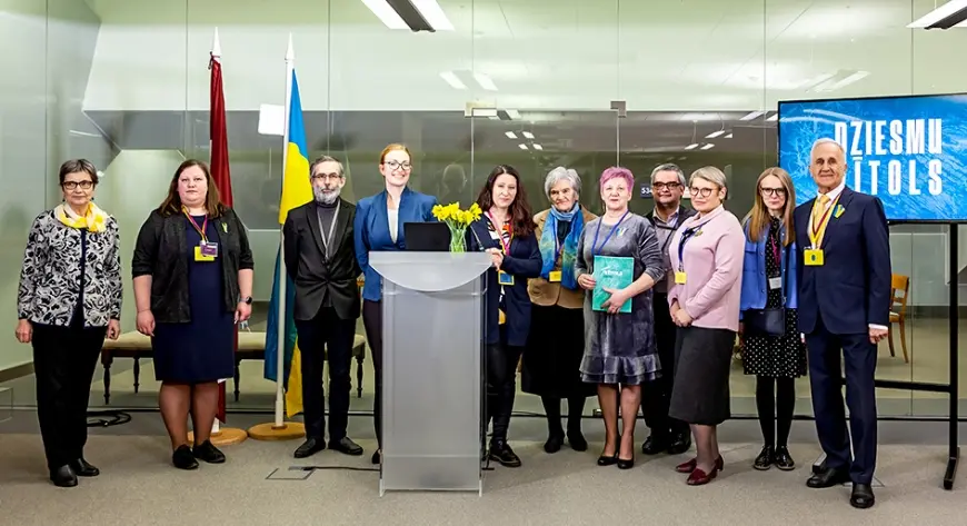 Visas mūsu tautas dziesmas sabēgušas vītolā; Sāk vītol(i)s locīties(i), sāk tās visas līgoties