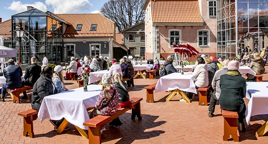 Limbažos svin ar sirsnīgām sarunām, dziesmām un kopābūšanu