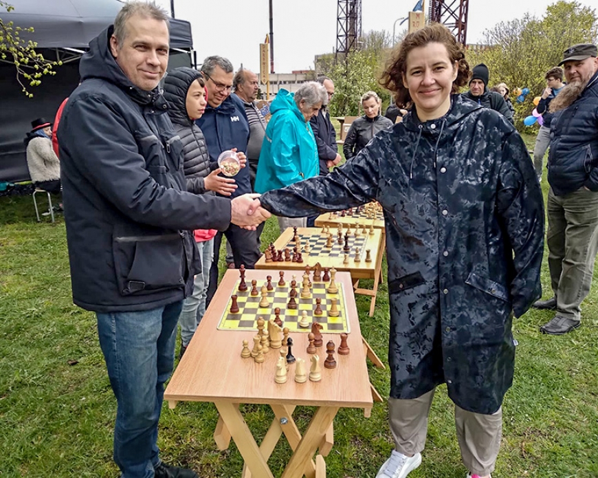 Novada šahisti mačojās ar šaha lielmeistari